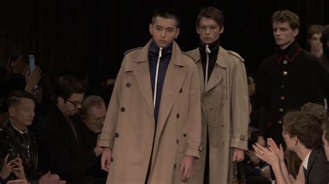 kris wu burberry 2016|[1080p] Kris Wu closes the Burberry January 2016 Menswear Show.